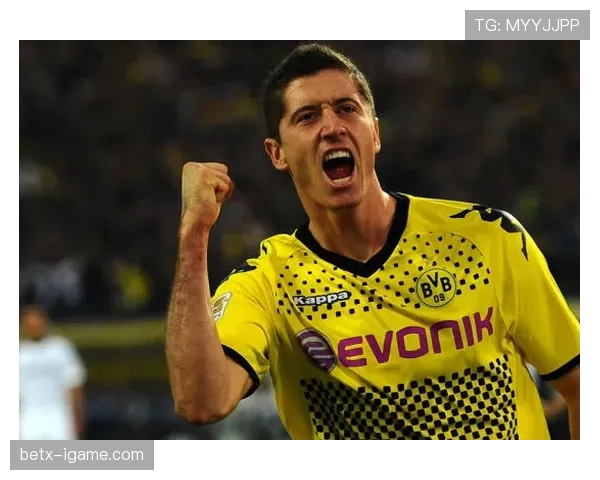 莱万多夫斯基双足破门技惊四座,全面能力引发球迷热议 莱万多夫斯基双足破门技惊四座,全面能力引发球迷热议