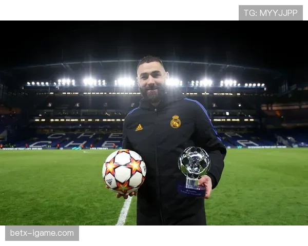 本泽马：从团队球员到金球奖得主的荣誉跃迁