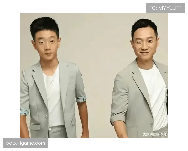 杨威拎着名牌购物袋在小区门口跟大妈唠嗑，这反差我刷三遍才消化