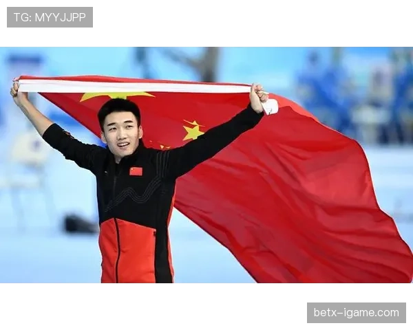 刚刷到高亭宇出街照，他背的包比我一个月工资还惹眼，心态崩了