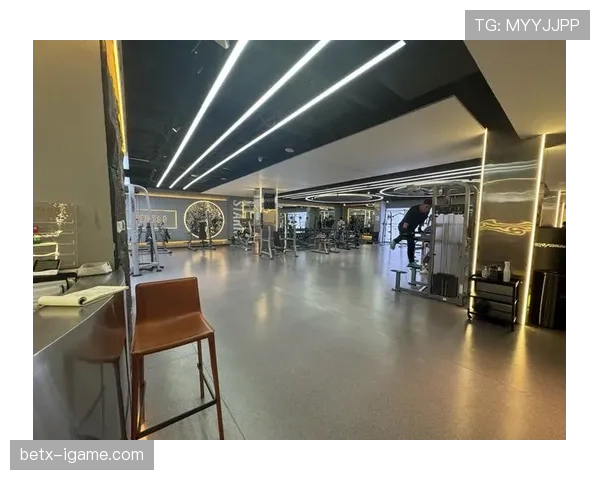 陶菲克竟然把健身房当成咖啡厅？网红生活真实上演！